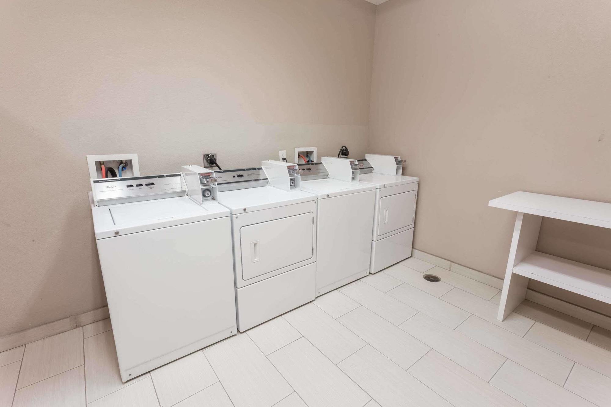 Atria Inn & Suites Three Rivers Экстерьер фото